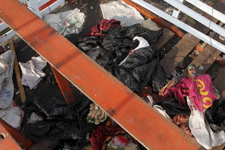 
	Roupas descartadas em barco que transportou imigrantes &agrave; Indon&eacute;sia
 (REUTERS/Roni Bintang)