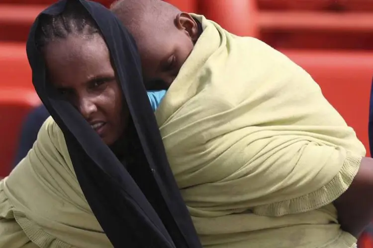 Migrante resgatada: muitos deles são sírios em fuga da guerra civil e eritreus tentando escapar do recrutamento militar (Antonio Parrinello/Reuters)