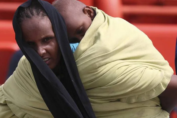 Migrante resgatada: muitos deles são sírios em fuga da guerra civil e eritreus tentando escapar do recrutamento militar (Antonio Parrinello/Reuters)