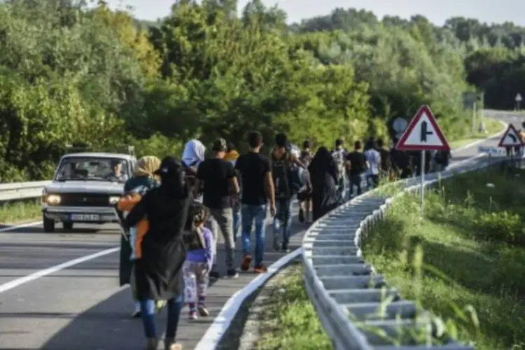 
	Migrantes caminham na fronteira entre Cro&aacute;cia e S&eacute;rvia: segundo o ministro, a Cro&aacute;cia n&atilde;o pode justificar sua decis&atilde;o com raz&otilde;es de seguran&ccedil;a e pela crise migrat&oacute;ria
 (Armend Nimani/AFP)
