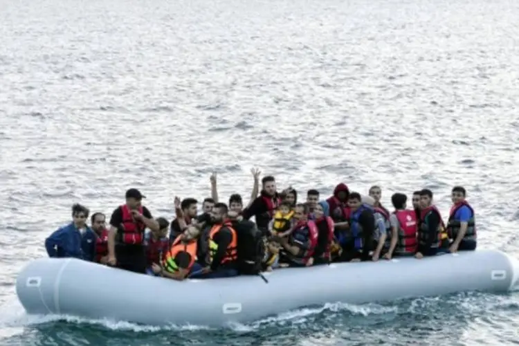 
	Migrantes chegam &agrave; ilha grega de Lesbos em 2015: Doze dos mais vulner&aacute;veis foram resgatados por helic&oacute;pteros
 (Louisa Gouliamaki/AFP)