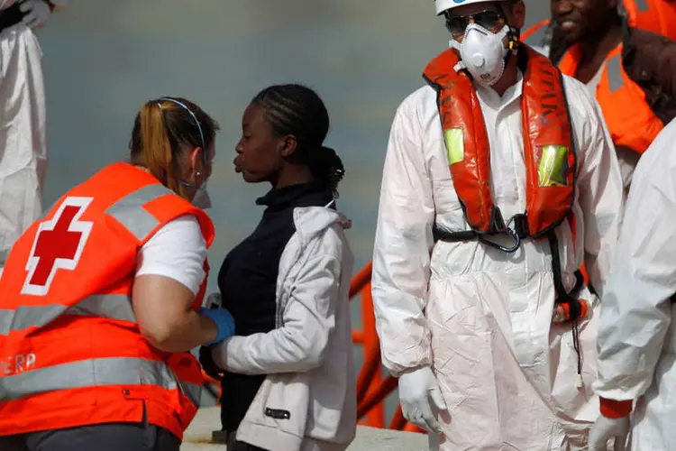
	Imigrantes: dois corpos foram resgatados de um bote de borracha
 (Jon Nazca / Reuters)