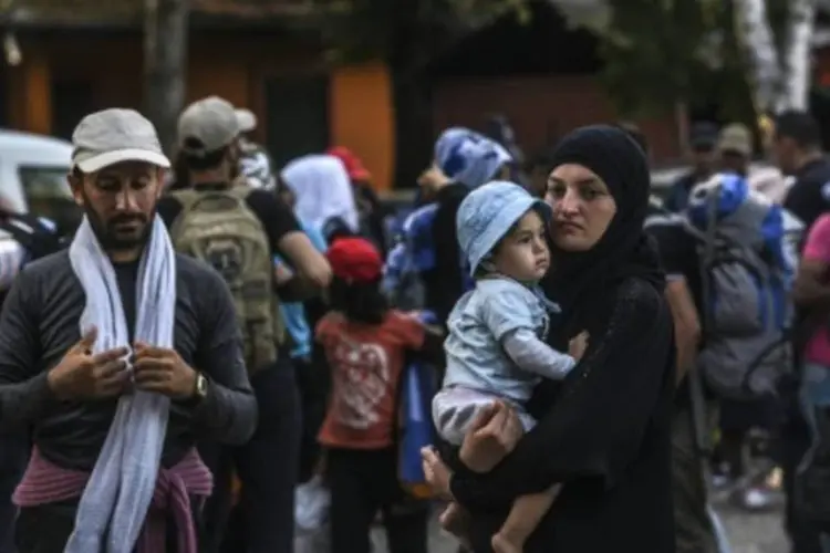 Migrantes e refugiados são vistos na fronteira entre Sérvia e Croácia (Armend Nimani/AFP)