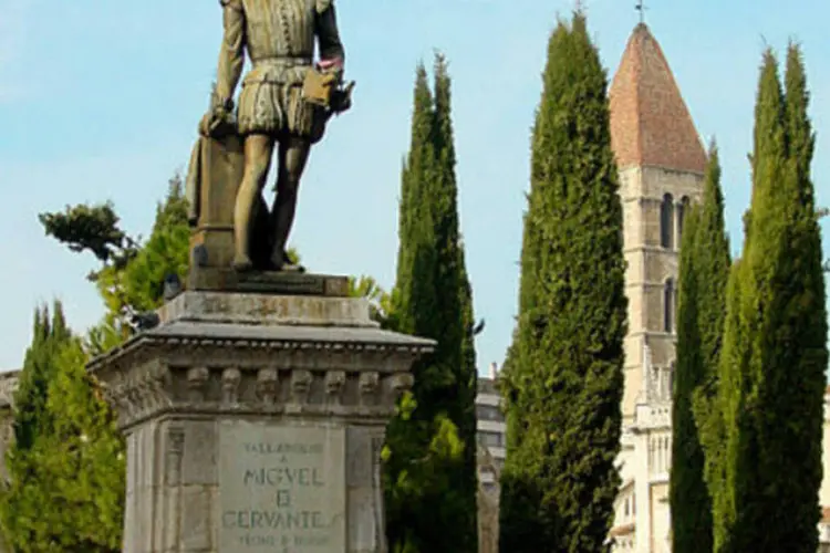 Estátua de Cervantes em Valladolid, Espanha: se o projeto avançar no caminho esperado, os resultados da investigação são esperados para o fim do ano (Wikimedia Commons)