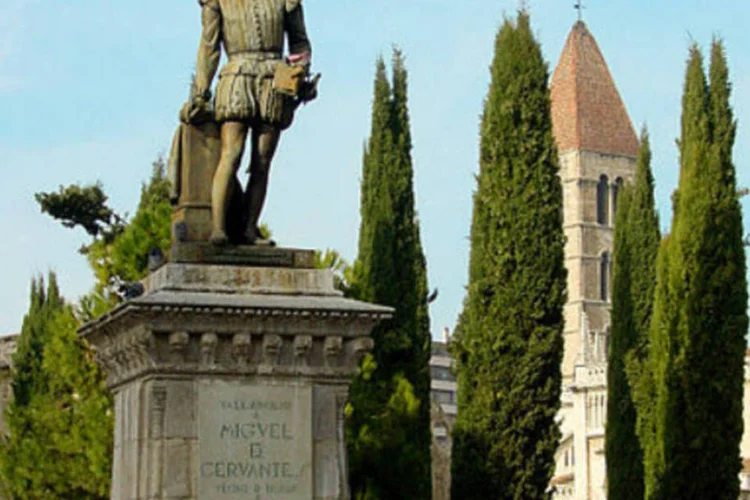 Estátua de Cervantes em Valladolid, Espanha: se o projeto avançar no caminho esperado, os resultados da investigação são esperados para o fim do ano (Wikimedia Commons)