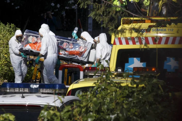 Miguel Pajares recebe assistência médica por ebola: Libéria declarou Estado de emergência por conta da crise (Ignacio Gil-ABC/Reuters)