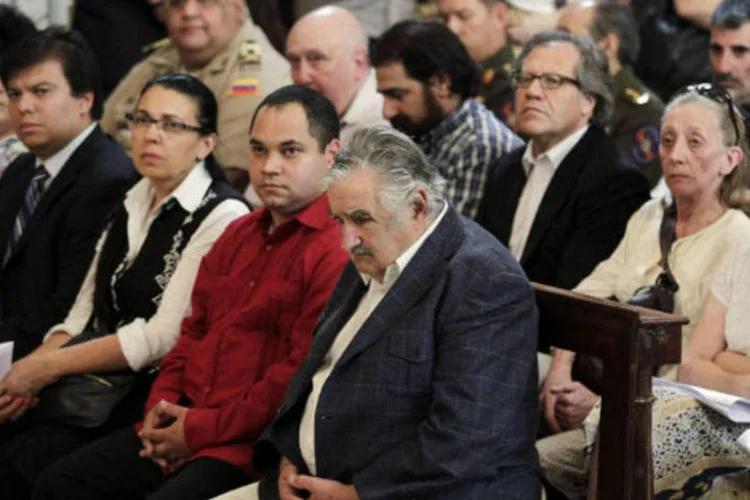 O presidente do Uruguai, José Mujica, foi até a igreja dos Franciscanos Conventuais de Montevidéu para acompanhar as orações pela saúde de Hugo Chávez (REUTERS/Andres Stapff)