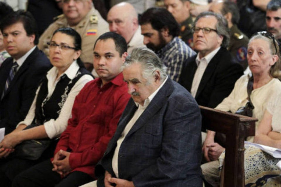 Saúde de Chávez leva o ateu José Mujica à igreja