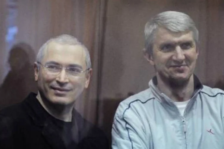 O empresário russo Mikhail Khodorkovsky (e) e seu sócio Platon Lebedev: o próprio Khodorkovsky abandonou a prisão no final do mês de dezembro  (Dmitry Kostyukov/AFP)