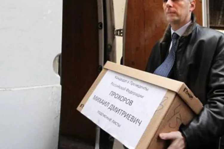 Carregando ele mesmo as caixas com as listas, Mikhail Projorov depositou as assinaturas ante a comissão (Alexey Sazonov/AFP)