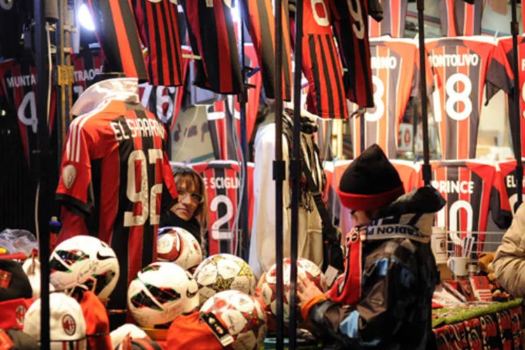 
	Torcedor olha uma bola de futebol do Milan &agrave; venda: os maus resultados econ&ocirc;micos do clube italiano refletem tamb&eacute;m na assist&ecirc;ncia ao est&aacute;dio e na venda de camisas
 (Claudio Villa/Getty Images)