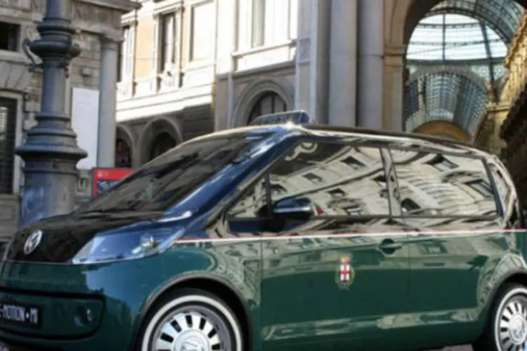 Táxi modelo elétrico Milano da Volkswagen: para dar suporte à frota ecológica, país também deve inaugurar quatro mil novos postos de recarga.  (Divulgação)
