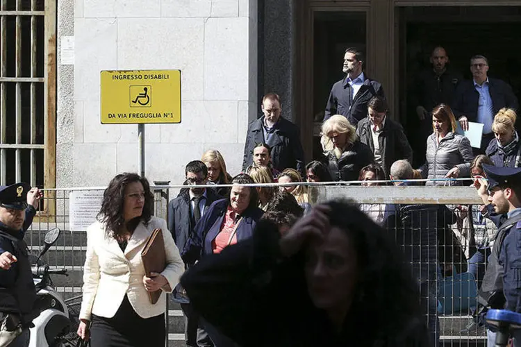 Pessoas são evacuadas do Tribunal de Milão (REUTERS/Stefano Rellandini)