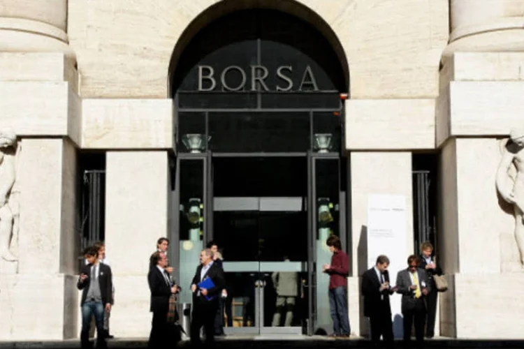 
	Bolsa de Mil&atilde;o: FTSE Mib recuou 0,40%, com perda de 2,48% nas a&ccedil;&otilde;es do Intesa Sanpaolo e de 1,85% nas do UniCredit
 (Vittorio Zunino Celotto/Getty Images)
