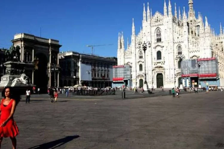
	Vista geral de pra&ccedil;a em Mil&atilde;o, na It&aacute;lia, com catedral Duomo ao fundo: a circula&ccedil;&atilde;o na linha de metr&ocirc; mais pr&oacute;xima foi suspensa, as ruas pr&oacute;ximas est&atilde;o interditadas, enquanto a pol&iacute;cia est&aacute; no local
 (Vittorio Zunino Celotto/Getty Images)