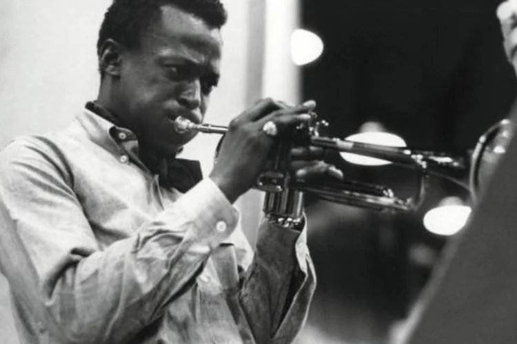 Todas as fases do músico jazzista estão na exposição, do bebop ao fusion (Divulgação/Veja)