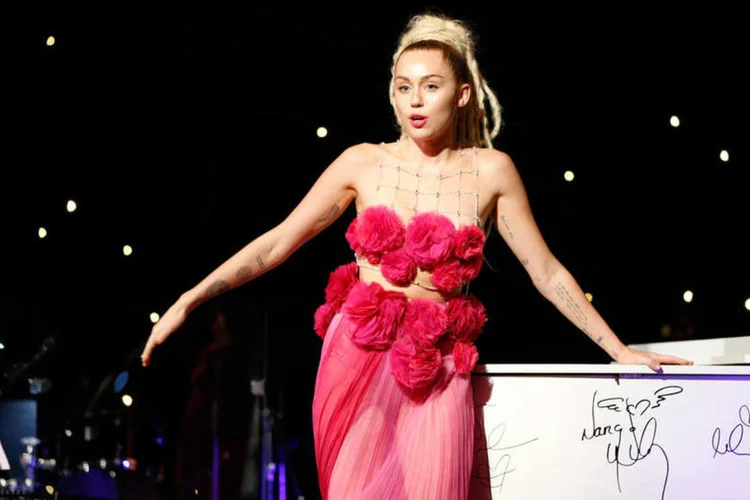 
	Miley Cyrus no elenco: ainda n&atilde;o se sabe nada sobre o argumento desta s&eacute;rie, apenas que ter&aacute; 6 epis&oacute;dios de 30 minutos cada um e que a hist&oacute;ria vai se desenvolver na d&eacute;cada de 1960
 (Joe Scarnici / GETTY IMAGES / AFP)