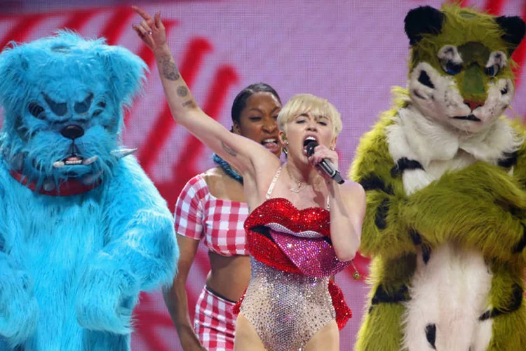 
	Cantora Miley Cyrus: &quot;Cyrus est&aacute; planejando um show no qual ela, a banda e o p&uacute;blico estar&atilde;o COMPLETAMENTE nus e cobertos de leite sendo esguichado de todos os lugares&quot;
 (Simone Joyner/Getty Images)