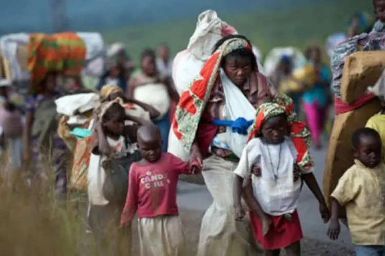 
	Milhares de congoleses fogem na cidade de Sake, ante o avan&ccedil;o dos rebeldes do M23, em 22 de novembro: Unicef solicita US$ 7,5 milh&otilde;es para poder continuar ajudando as crian&ccedil;as congolesas refugiadas em Uganda
 (Phil Moore/AFP)