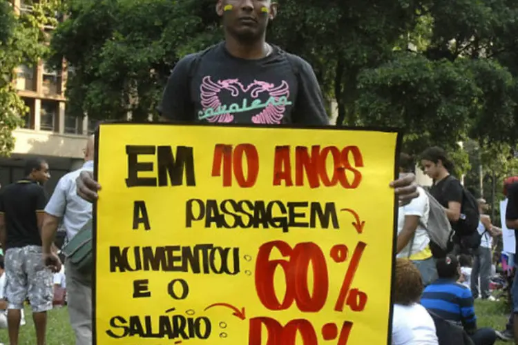 Os manifestantes seguram cartazes em que pedem tarifa zero do transporte público, mais recursos para a saúde e a educação e a valorização dos professores (Tomaz Silva/ABr)