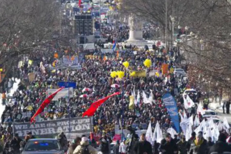 Milhares participam da "Marcha pela Vida", em Washington: manifestantes - muitos vestindo amarelo, cor da marcha - exibiam cartazes com as frases "Parar o aborto" ou "Escolher a vida" (AFP)