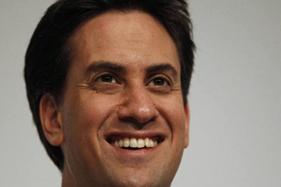 Pesquisas situam Miliband atrás de conservadores