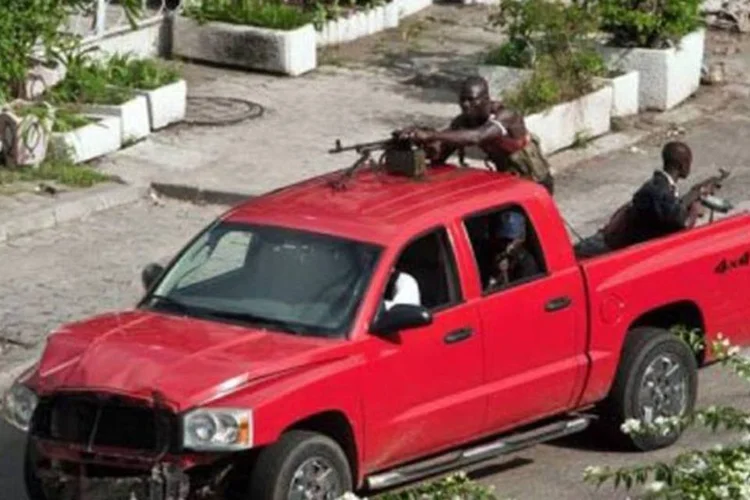 Milicianos patrulham as ruas em Abidjan: pressão pela saída de Gbagbo (Jean-Philippe Ksiazek/AFP)