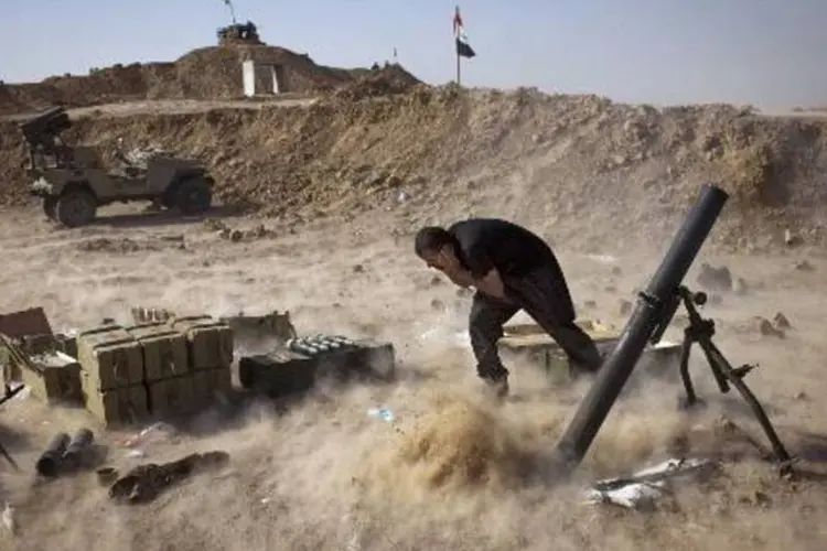 Combatente de milícia iraquiana em confronto com militantes do Estado Islâmico em Tuz Khurmatu, na província de Salaheddin (JM Lopez/AFP)