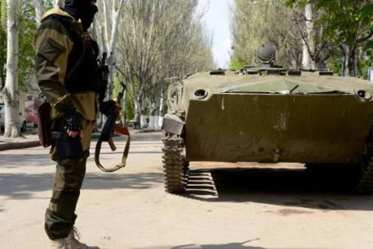 Homem armado integrante de milícia pró-Rússia em cidade ucraniana: cidade de Sviatoguirsk, a 20 km de Slaviansk, foi "libertada", segundo ministério (Kirill Kudryavtsev/AFP)
