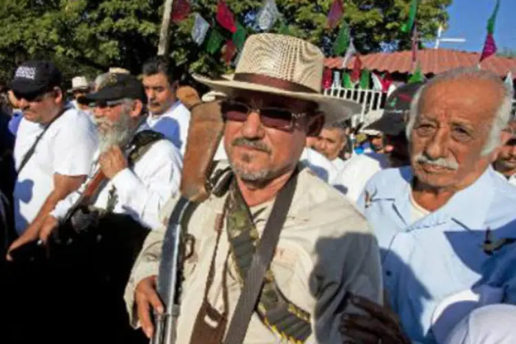 Um dos líderes das milícias de autodefesa mexicanas, Hipólito Mora (centro): grupos de autodefesas foram criados com a alegação de que precisavam proteger a região (Héctor Guerrero/AFP)