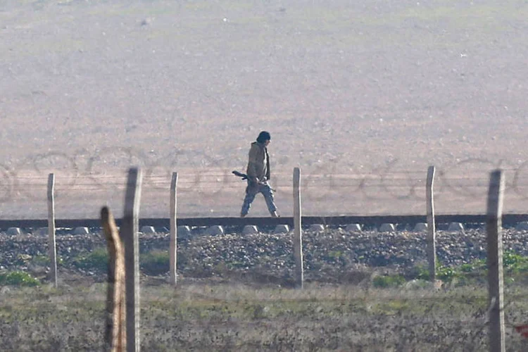
	Militante do Estado Isl&acirc;mico, na S&iacute;ria: nordeste do pa&iacute;s &eacute; importante estrategicamente no combate contra o Estado Isl&acirc;mico porque faz fronteira com o territ&oacute;rio controlado pelo grupo no Iraque.
 (REUTERS/Osman Orsal)