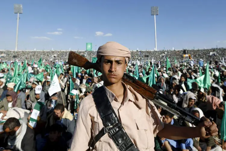 
	Militante Houthi no I&ecirc;men: ao menos 13 combatentes pr&oacute;-governo morreram em um ataque pr&oacute;ximo &agrave; capital iemenita apesar do cessar-fogo
 (Khaled Abdullah  / Reuters)