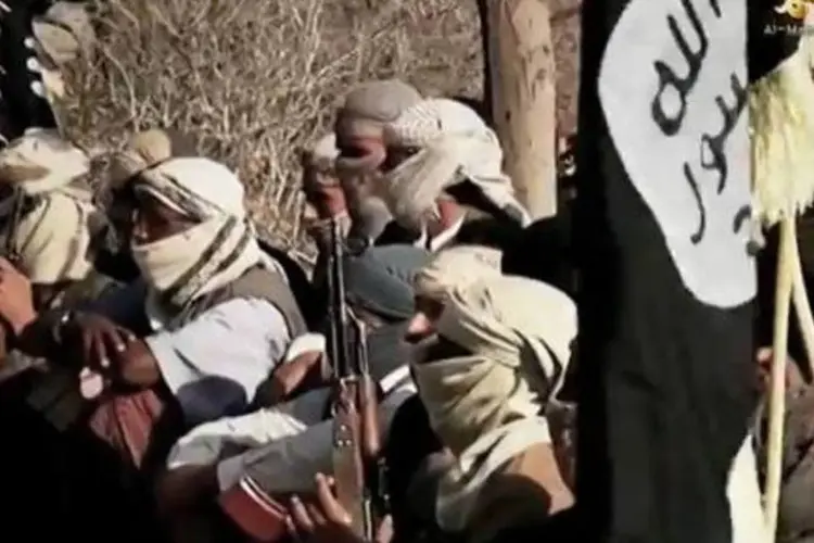 Captura de tela mostra militantes da Al-Qaeda na Península Arábica (AQPA), em local indefinido no Iêmen (AFP)