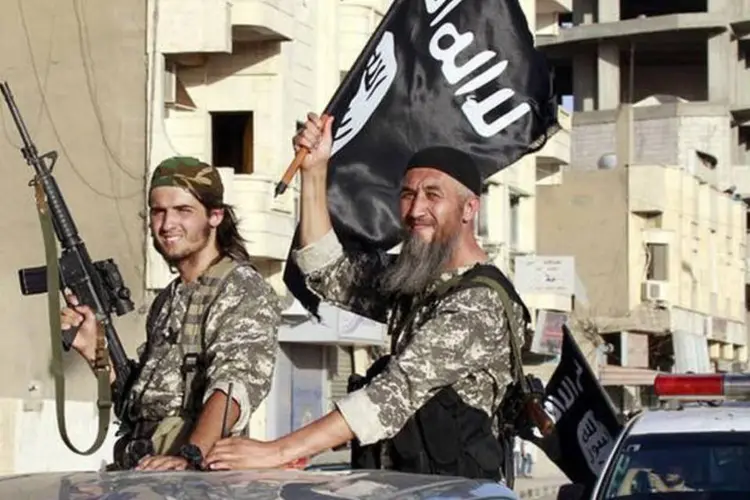 
	Combatentes do Estado Isl&acirc;mico em parada militar em Raqqa, no norte da S&iacute;ria
 (Reuters)