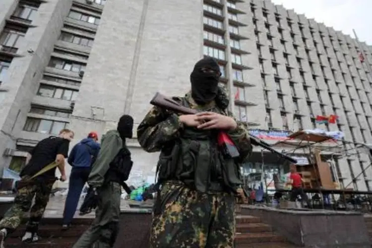 
	Militantes separatistas ocupam um pr&eacute;dio do governo regional em Donetsk, Ucr&acirc;nia
 (Viktor Drachev/AFP)