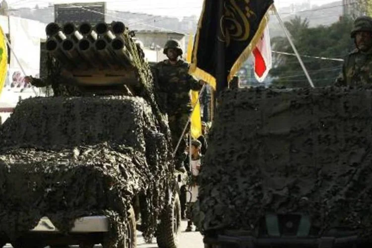 Militantes do Hezbollah: forças do presidente sírio e seus aliados dirigidos pelo Hezbollah avançam na região que se encontra entre Dera, Quneitra e da província de Damasco (Mahmoud Zayyat/AFP)