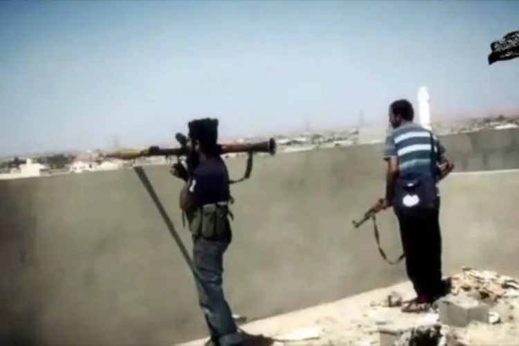 Militantes do Ansar al-Sharia montam guarda na Líbia (AFP/AFP)