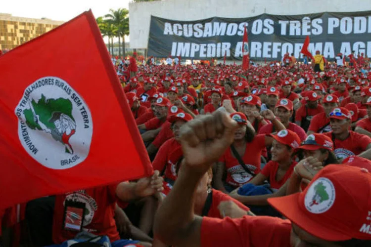 
	Militantes participam de marcha do Movimento dos Trabalhadores Rurais Sem Terra (MST), em Bras&iacute;lia
 (Wilson Dias/ABr)