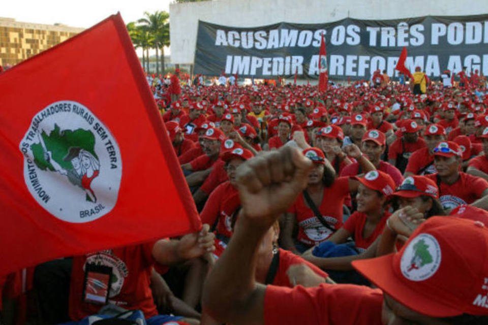 O povo brasileiro é devedor do MST, diz Tarso Genro
