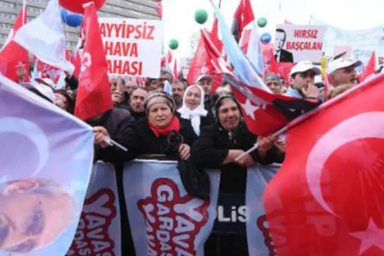 Militantes do Partido Republicano do Povo manifestam-se em Ancara: acusado de corrupção, o primeiro-ministro turco venceu o referendo de domingo (Adem Altan/AFP)