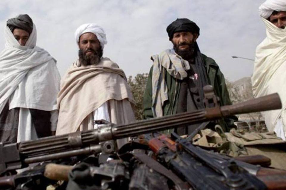 Ataque talibã a um grupo armado mata 21 no Afeganistão