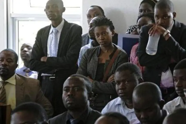 Militantes dos direitos humanos e da causa homossexual comparecem ao tribunal, em Campala (Isaac Kasamani/AFP)