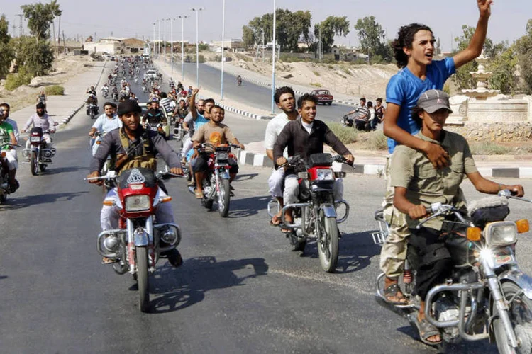 
	Militantes do Estado Isl&acirc;mico na S&iacute;ria: jihadistas tamb&eacute;m lan&ccedil;aram proj&eacute;teis contra a cidade de Yafra, em poder das for&ccedil;as governamentais e pr&oacute;xima ao aeroporto
 (Reuters)