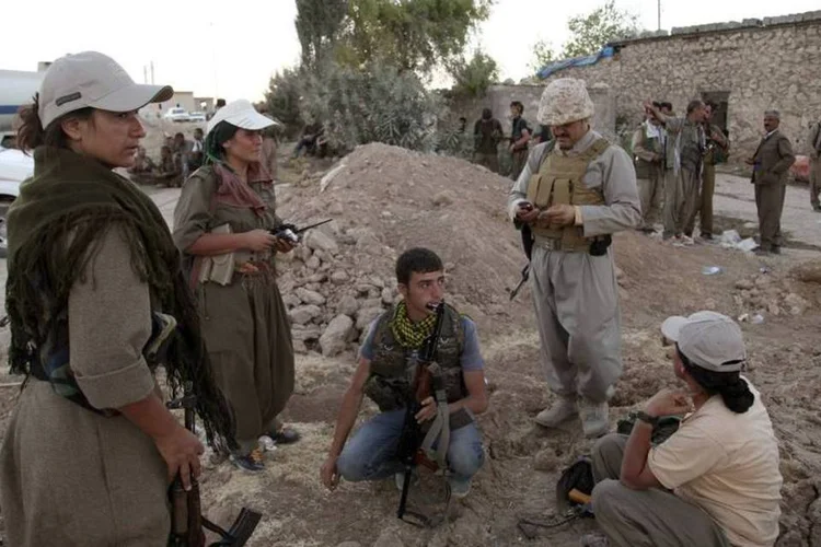Combatentes do Partido dos Trabalhadores Curdos (PKK) em ação de segurança contra o Estado Islâmico em Makhmur, no Iraque (Reuters/Azad Lashkari)