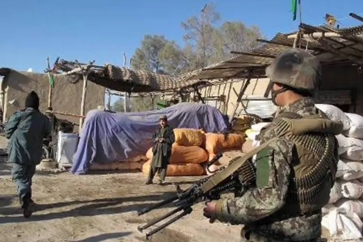 Militar afegão durante patrulha no distrito de Sangin, na província de Helmand: comandante do EI teria sido morto pela aviação afegã (Noor Mohammad/AFP)