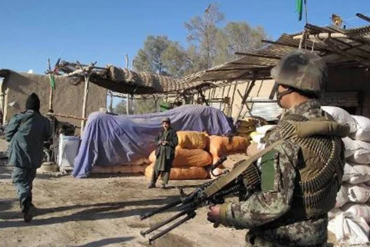 Militar afegão durante patrulha no distrito de Sangin, na província de Helmand: comandante do EI teria sido morto pela aviação afegã (Noor Mohammad/AFP)