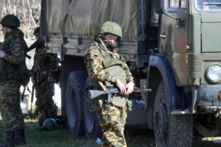 
	Homem armado bloqueia acesso a uma &aacute;rea militar em Bakhchisaray, na Crimeia
 (Genya Savilov/AFP)