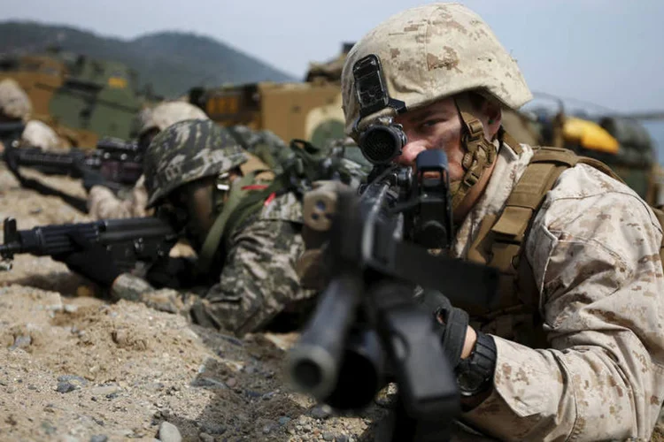 
	Militares: &quot;Apelamos a todas as partes para que mantenham a calma e conten&ccedil;&atilde;o, n&atilde;o se provoquem mutuamente, nem elevem a tens&atilde;o&quot;
 (Kim Hong-Ji / Reuters)