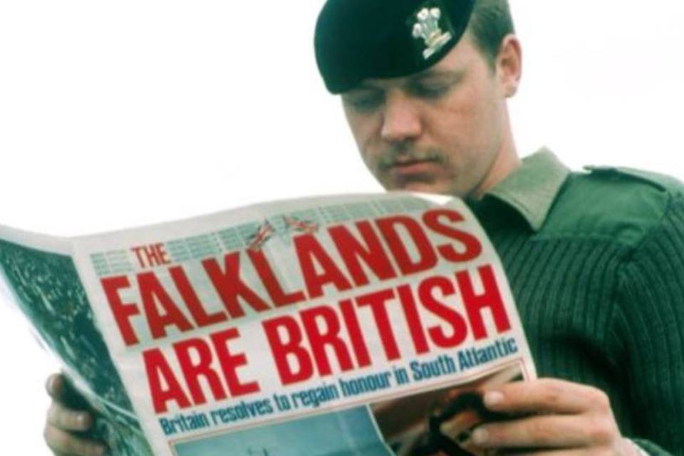 Militar olha o jornal com notícias sobre as ilhas Falkland, conhecidas como malvinas