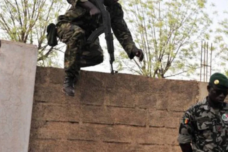 O texto pede aos militares que estabeleçam sem demora o governo legítimo e aos rebeldes que abandonem imediatamente as armas (©AFP / Issouf Sanogo)